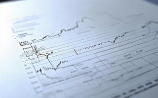 鹏华策略回报004986，策略如何回报？