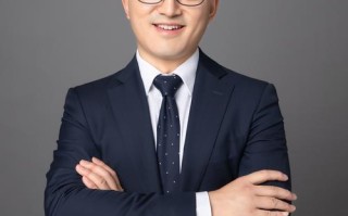 000051基金经理的投资策略是什么？